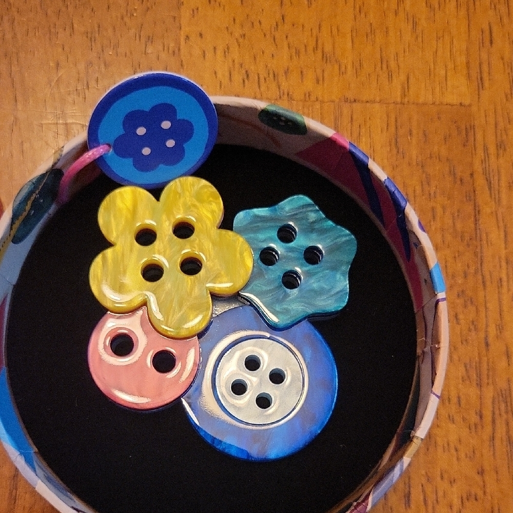 Erstwilder Brooch